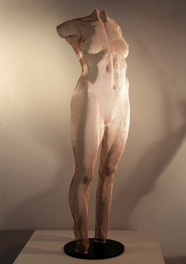 Sculpture in rose gold depicting a standing lady