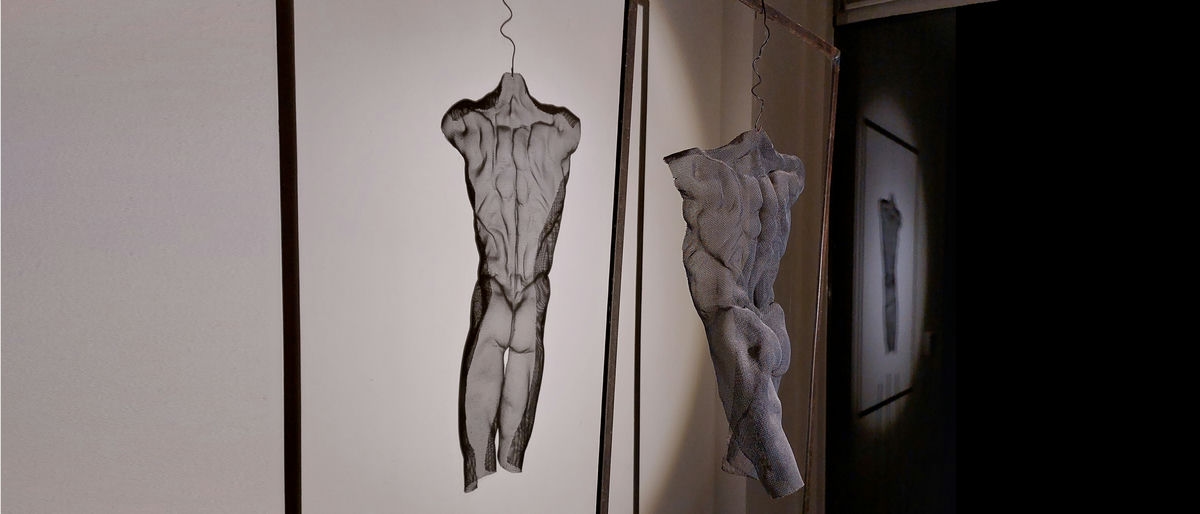 A metal frame for flexibel and easy presentation of suspended artwork: David Begbie EASEL